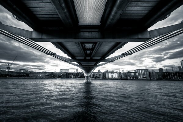 Millennium Bridge in bianco e nero