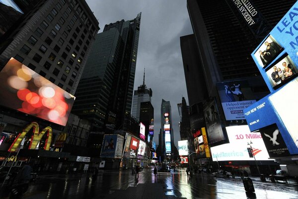 Hurrikan Sandy vor dem Hintergrund der New Yorker Wolkenkratzer