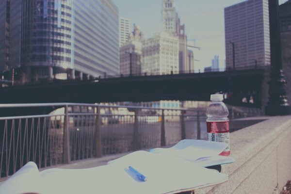 Hefte an der Uferpromenade der Brücke in Chicago