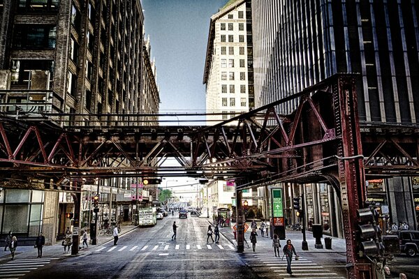 Persone che attraversano la strada per le strade di Chicago