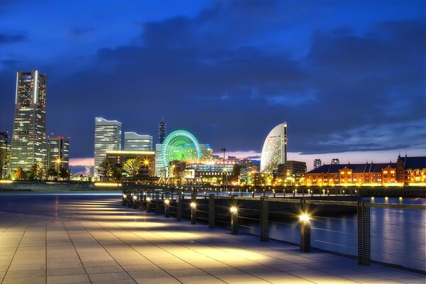 Vista del porto di Yokohama di notte