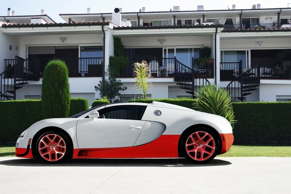 Auto sportiva sullo sfondo di una casa costosa