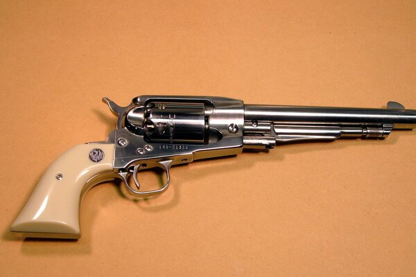 Seltene Pistole Revolver mit elfenbeinfarbenem Griff