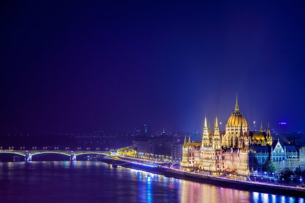 Blick von der Donau auf das strahlende Budapest