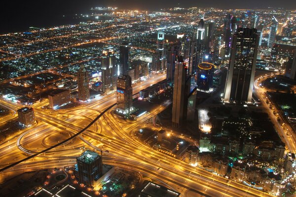 Metrópolis en las luces de la ciudad nocturna