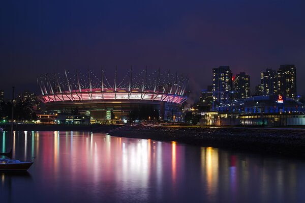 Vista desde la bahía de la iluminación del estadio de Vancouver por la noche