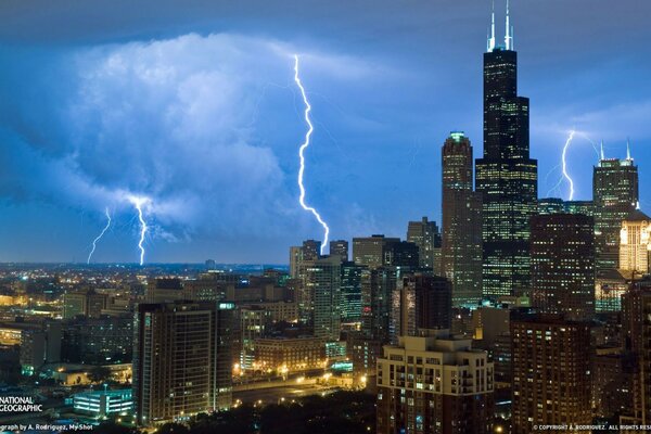 Abendgewitter in den USA vor Wolkenkratzern