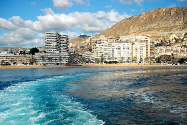 Blauer Ozean und schöne Gebäude in Roquetas de Mar. Blauer Himmel