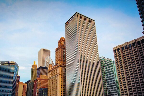 Gratte-ciel énorme à Chicago et le ciel bleu