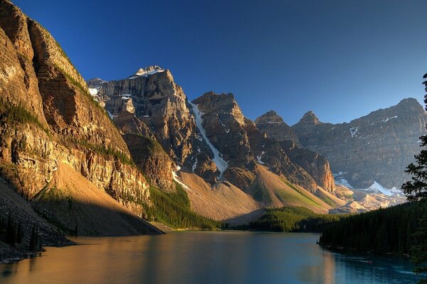 Rivière de montagne au soleil couchant