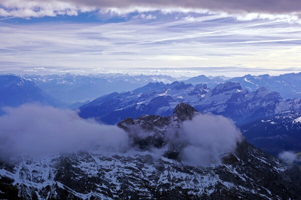 Vista desde la cima de la montaña a las nubes