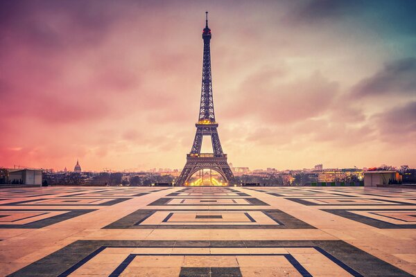 Torre Eiffel. Twilight Watch