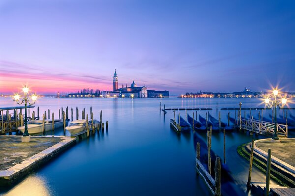 Coucher de soleil à Venise. Gondoles