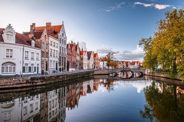 Bélgica, Brujas en otoño. Paseo marítimo con árboles y puente