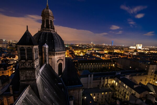 Città di notte contro il cielo