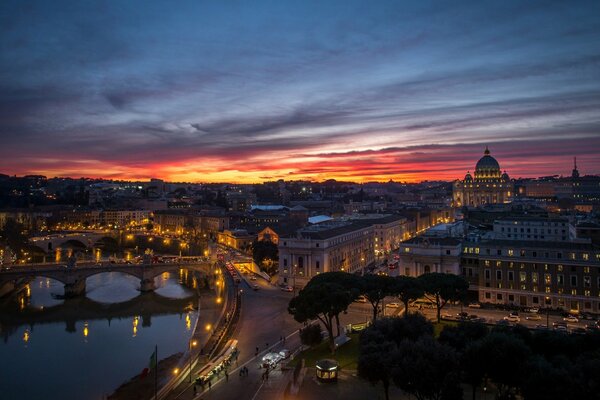 Hermosos puentes de Italia en el fondo de una colorida puesta de sol