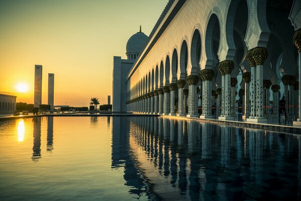 Abu Dhabi ville avec une grande mosquée