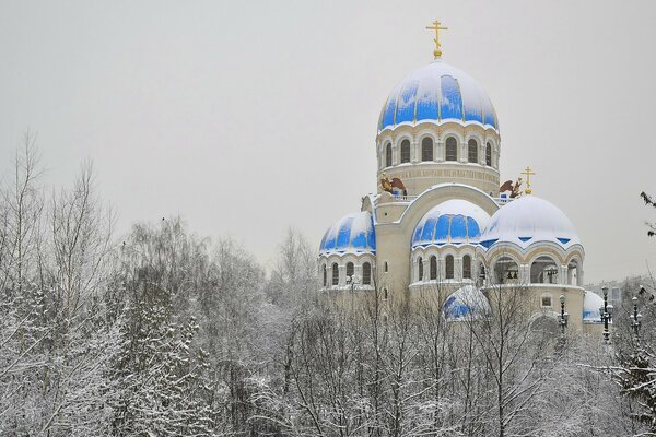 Голубые купола православного храма, зимний пейзаж