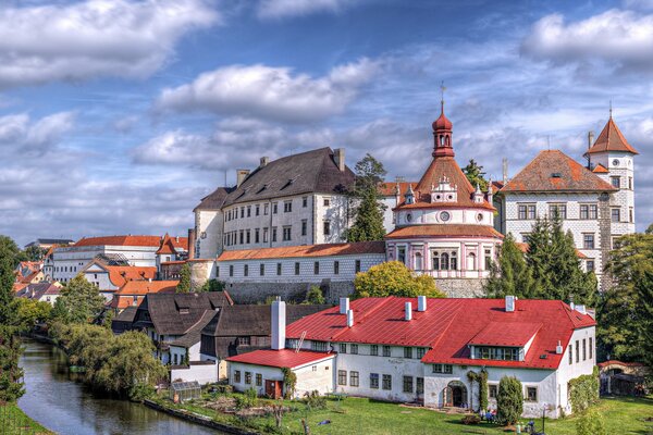 Europäische Stadt am Flussufer