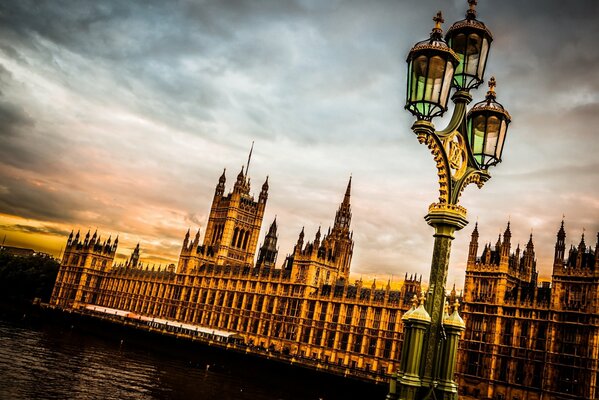 Cielo tormentoso sobre el Palacio de Westminster