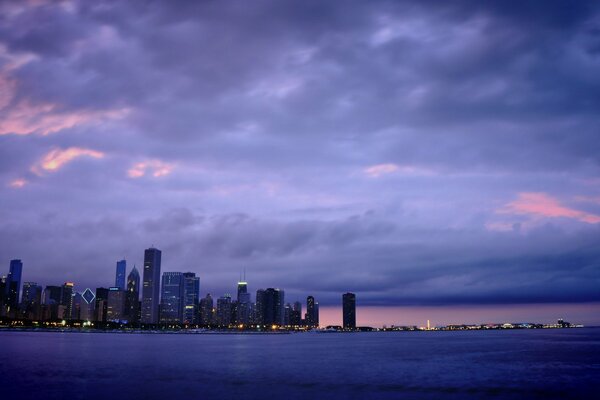 Luces de la noche de Chicago al atardecer