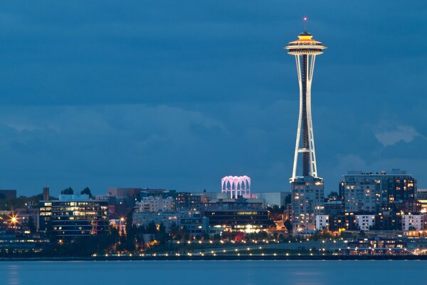 Bahía de la tarde y hermoso edificio en Seattle