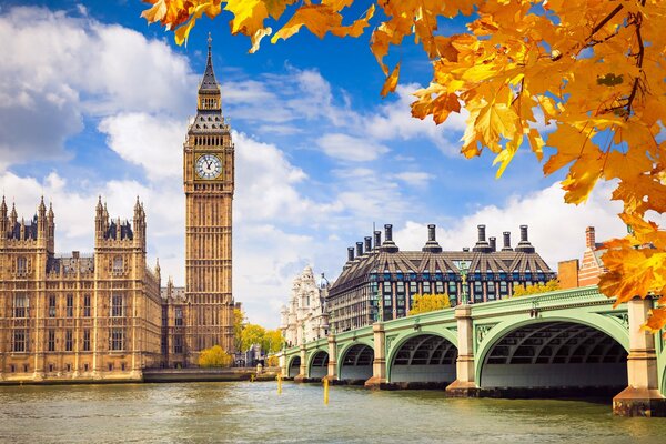 Bigben sul Tamigi in autunno