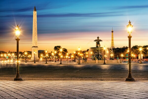 France, place de la Concorde le soir à la lumière des lanternes