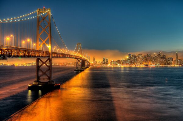 Ciudad animada por la noche. Luces en el puente de la bahía