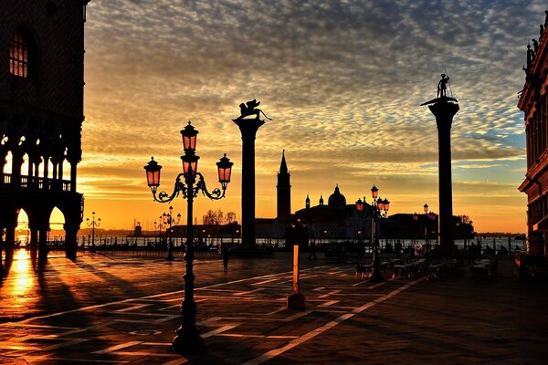 Die Promenade von Venedig vor dem Hintergrund des Sonnenuntergangs