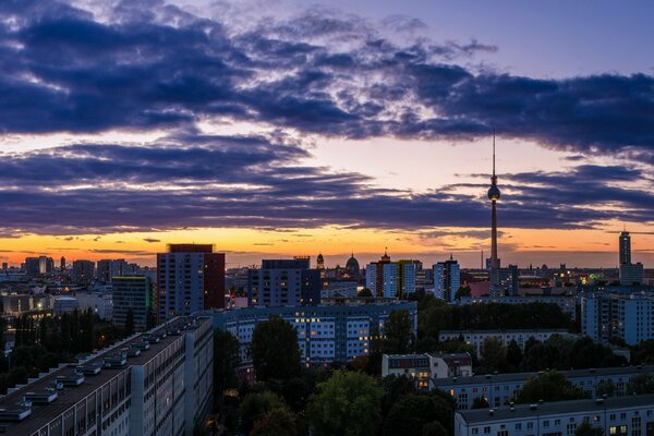 Miasto wieczór wieżowce