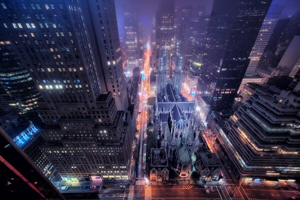 Calle nocturna con el camino de nueva York