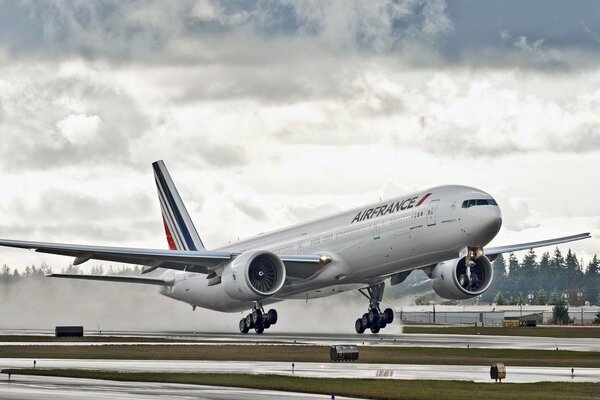 Atterraggio di un aereo Boeing su uno sfondo di nuvole