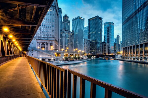 Beleuchtete Brücke an einem Abend in Chicago