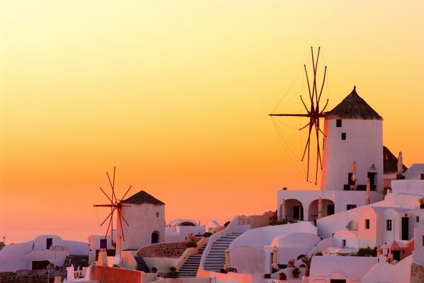 Windmühlen bei Sonnenuntergang in Griechenland