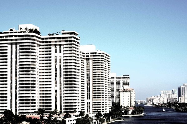 Tall houses in the USA with a view of the river