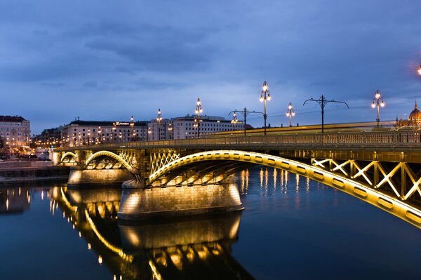 Puente sobre el río en el reflejo del agua