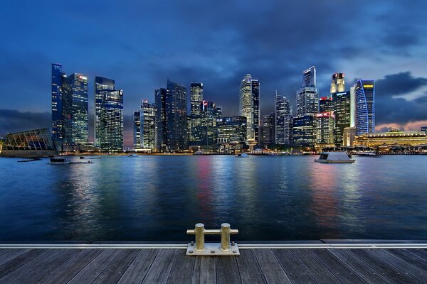 Bahía nocturna bajo el cielo azul de Singapur