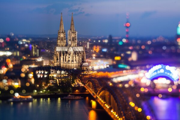 Der Kölner Dom und der Rhein