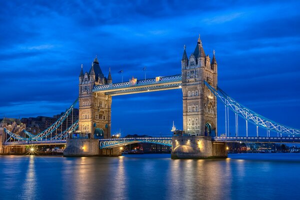 London Thames Bridge odbicie wieczór