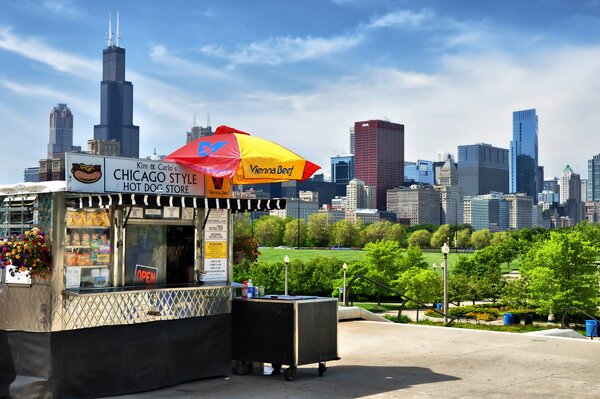 Bistro dans le parc sur fond de gratte-ciel