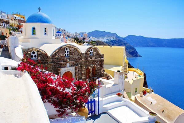 Griechenland, Santorin am Meer mit bunten Häusern