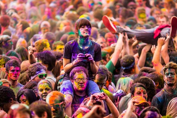 Volti gioiosi delle persone al Festival dei colori