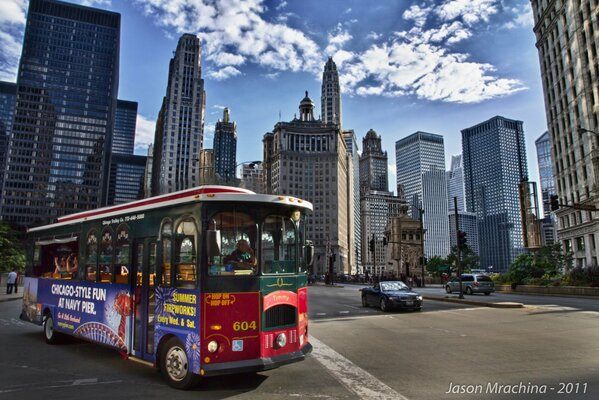 Fröhlicher Bus auf den Straßen der USA