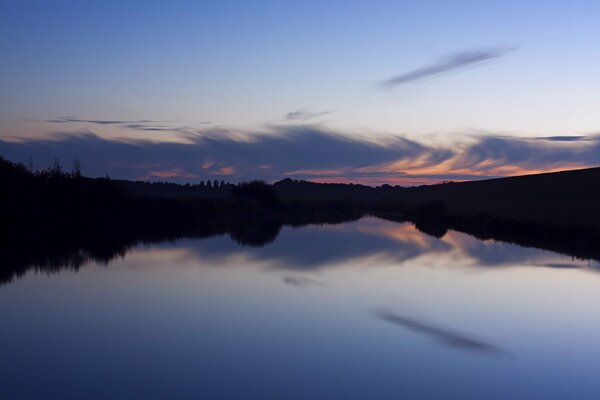 Coucher de soleil du soir sur la forêt et le lac