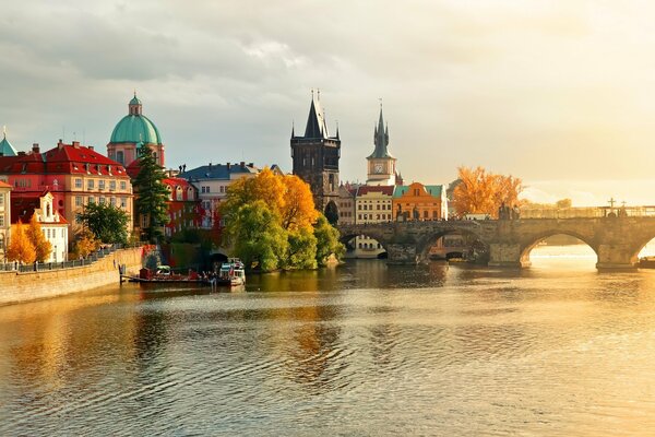 Vista del puente de Carlos en Praga