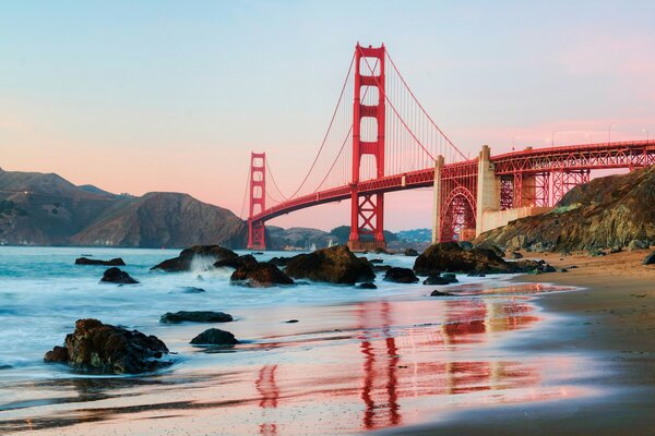 Il famoso Ponte Rosso della California sull acqua