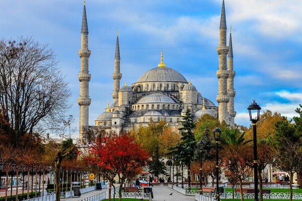 Herbstlicher Platz vor der Moschee