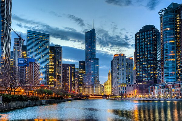 Gratte-ciels de Chicago dans l élimination du soir au bord de la rivière