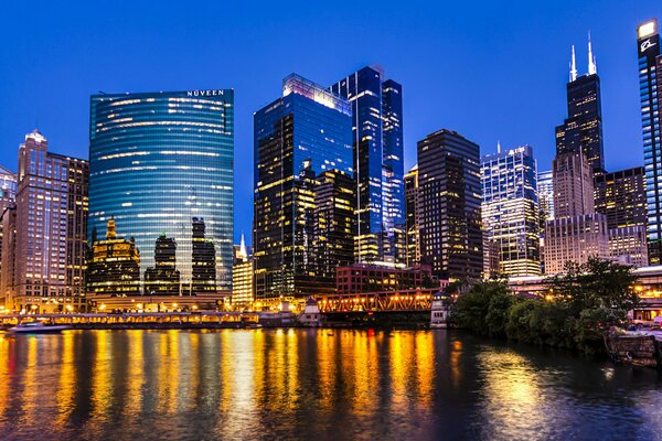 Die Lichter der Wolkenkratzer von Chicago spiegeln sich im Wasser in Illinois in den USA wider